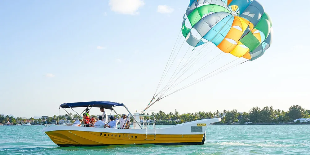 Boat crossing a turquoise Mauritius lagoon